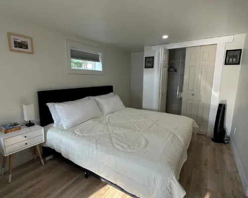 Cozy Private Bachelor Unit King Size bed. Hotels in Riverview