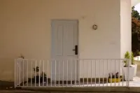 The Blue Door - Luxurious home with a Sunset View Hotels in Barog