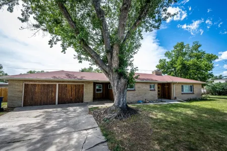 Relax & Recharge – Spacious Wheatridge Stay w/ Backyard Fun Отели в г. Уит Ридж