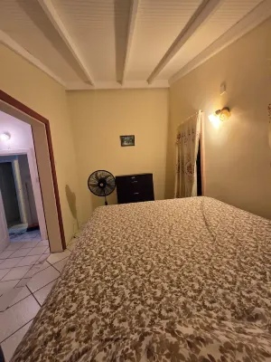 Charming and spacious 2-bedroom 1 bath house in lovely Castries with WiFi, AC, Hotels in Ciceron