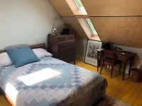 Cozy In Town Manchester Studio w/ Loft Bedroom. Hotels in Manchester Center
