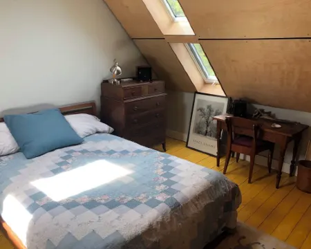 Cozy In Town Manchester Studio w/ Loft Bedroom. Hotels in Manchester Center