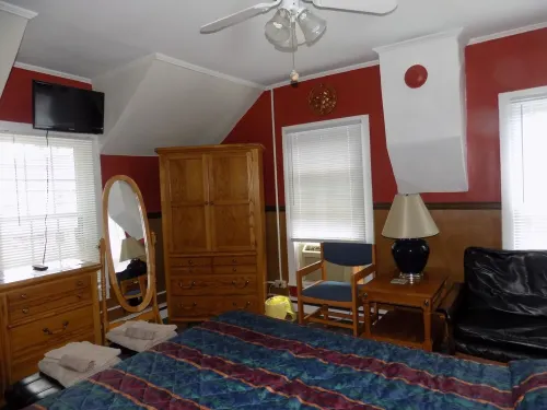 Quaint 1890's farmhouse remodeled maintaining its charm, ambiance & character. 格林維爾住宿飯店