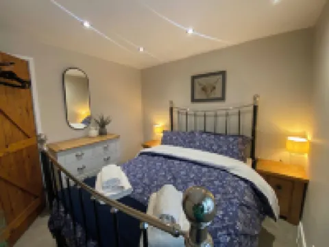 Cosy two bedroom cottage with log fire in the beautiful village of Swynnerton. Hotel a Stone