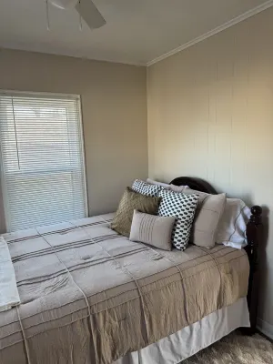 Charming 1-bedroom house with WiFi, AC in welcoming Ottumwa Các khách sạn ở Ottumwa