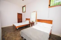 Casa Corselli [Beachfront Home - great surf break] Hôtels à : Aposentillo