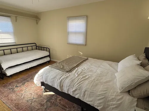 Charming 2-bedroom house with WiFi, AC in adorable Sycamore Hotel a Sycamore