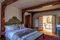 Pointers Villa with views of the vineyards, ocean and breathtaking sunrises.