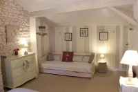 Gîte with Swimming Pool at les Ormeaux, Charming Location, Calm and Greenery, Sleeps 10,  . 尚邦住宿飯店