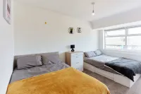 Spacious home close to city centre suitable for families and contractors Hotels in University District