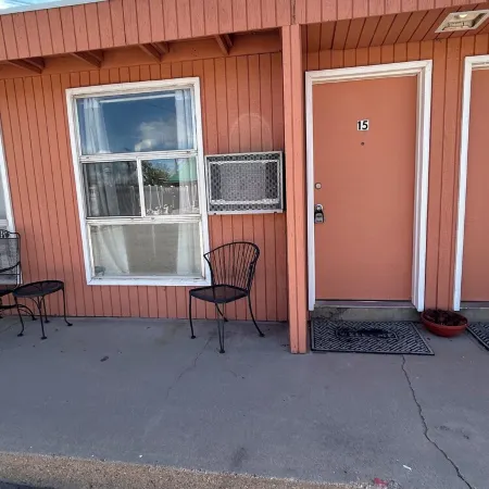 One Queen bed  studio with WiFi, smart TV and AC in welcoming Fillmore.
