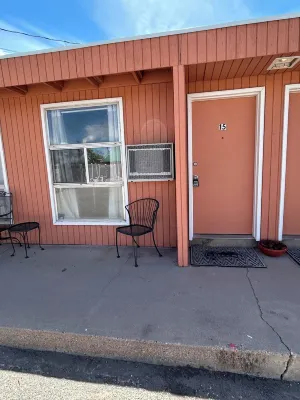 One Queen bed  studio with WiFi, smart TV and AC in welcoming Fillmore. Hotels in Fillmore