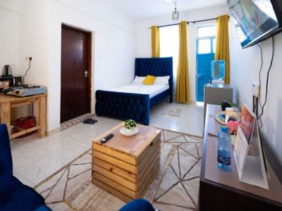 Peaceful cool studio apartment next to rooftop