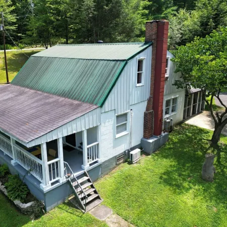 Charming 3-bedroom farmhouse with Hot Tub, WiFi and Fire Pit. Close to RRG