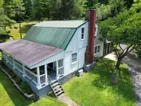 Charming 3-bedroom farmhouse with Hot Tub, WiFi and Fire Pit. Close to RRG