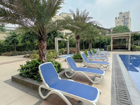 Cozy 1-bedroom condo in wonderful Quezon City with WiFi, AC, Pool view, Netflix