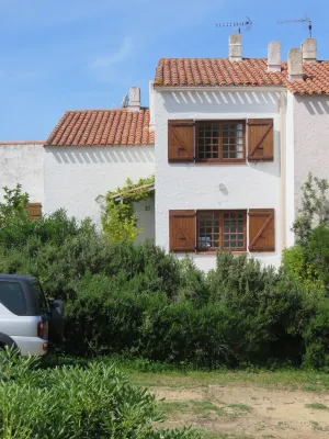 In wooded residence, 100 m from beaches, semi-detached villa, all comforts. Hotels in Coggia