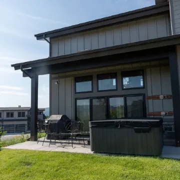 New Luxury Home Sleeps 14 with 2 Bunk Rooms and Hot Tub. Near Skiing and Lake!