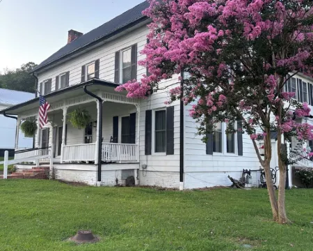 Charming, historic, 4-bedroom lake house w/Hot tub just steps away from lake! Hotels in Kuttawa