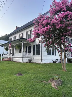 Charming, historic, 4-bedroom lake house w/Hot tub just steps away from lake! Hotels in Kuttawa