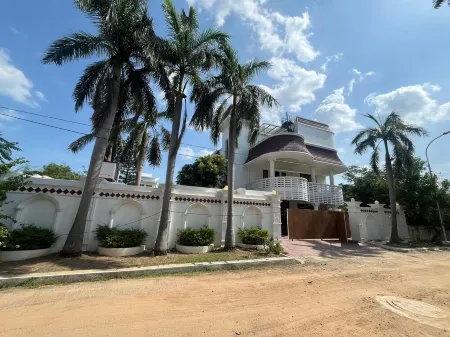 Continental bay inn Отели рядом с достопримечательностью «Shirdi Saibaba Temple»