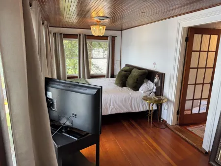 Lakefront Retreat Near Portland – Modern Comfort with Classic Charm.