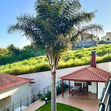 Family-friendly apartment with swimming pool and stunning views!