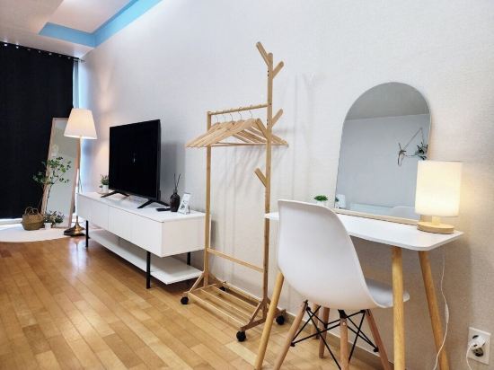 "Cozy 1-bedroom apartment in excellent Seoul with WiFi, AC"