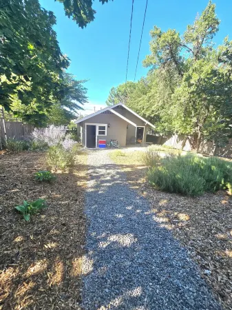 Delightful 2~bedroom, pet~friendly cottage~Walking distance to everything!