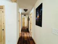 Brand New 3-bedroom cottage with WiFi and AC in enchanting Downtown Eagle River Các khách sạn ở Sông Eagle
