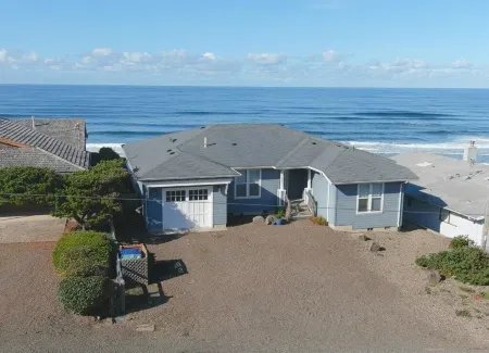 Oceanfront Escape. Cozy & Modern Beach House. Sleeps 10