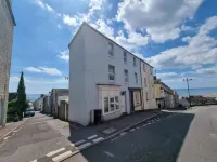 Bright & beautiful 4 bedroom house with sea views