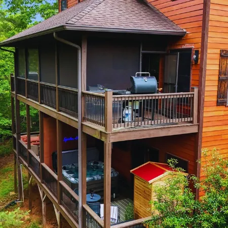 Cozy Helen Retreat: Hot Tub, Sauna, & Game Room