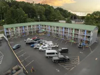 SureStay Hotel by Best Western Summersville - parking