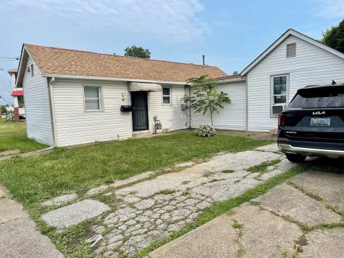 Make yourself at home in this cozy 3 bedroom house and comfortable space. Hotels in Lorain