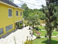 Tropical Treasure: 4 BR Oasis in the Hills of JA Hotels in Mandeville