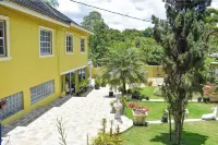 Tropical Treasure: 4 BR Oasis in the Hills of JA Hotels in Mandeville