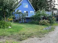 Nice 2-bedroom walk-in lower suite in Salmon Arm. Private parking and yard. Hotels in Salmon Arm