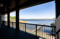 Charming waterfront 3-bedroom, 3 bath house with gourmet kitchen in Milton, FL Hotel a Bagdad