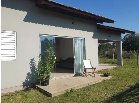 Beautiful house with Wi-Fi, swimming pool and barbecue area Отели в г. Имбитуба