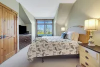 Walk on/Ski Off @Stratton, Hot Tub, King Beds, 2 Living Spaces, Shuttle!