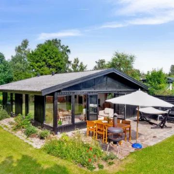 "Iolani" - 1.3km from the sea