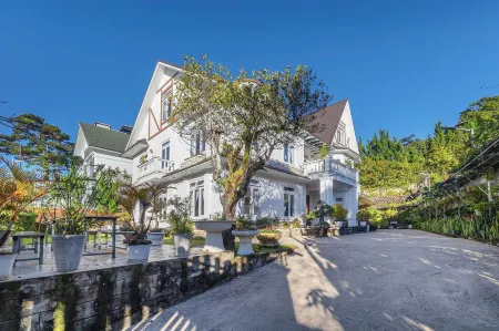 Lan Vien Villa Отели рядом с достопримечательностью «Công viên Trung tâm Thành phố Mới Bình Dương»