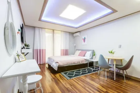 Flower Pension in Namyangju Отели в г. Намъянджу