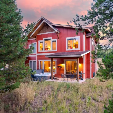 Mountain Haus 4 Bedroom Home by RedAwning