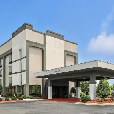 Quality Inn & Suites Hotels near Bass Pro Shops