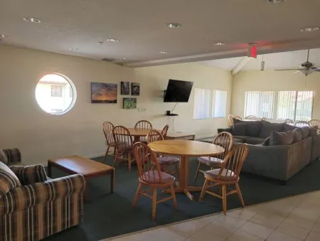 Waterfront Relaxing Condo-heated pool & spa- near Fort Desoto