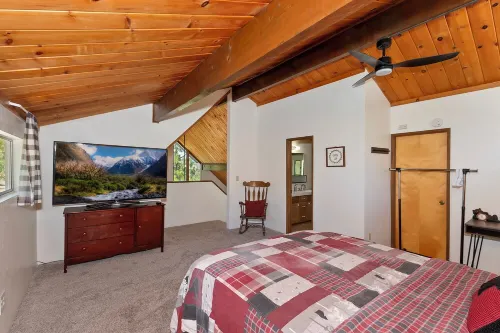 This light and bright cabin will capture your heart and relax your mind!