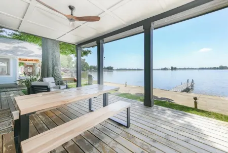 Roxie's Modern Lake Front House on the water!