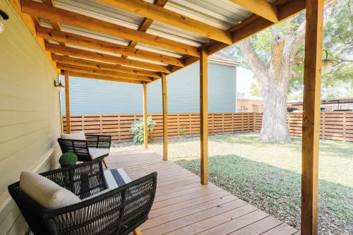 Peaceful and centrally located 2-bedroom house with AC and WiFi in Hillsboro